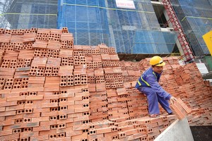 Giá vật liệu xây dựng tăng cao đẩy giá nhà tăng theo. Ảnh: Dũng Minh