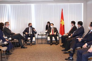 Chủ tịch Quốc hội Vương Đình Huệ tiếp đại diện Công ty Infra Asia Investment (Ảnh - TTXVN)