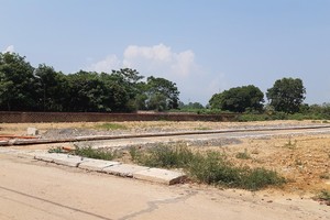 Giao dịch đất nền cần kiểm tra kỹ hồ sơ pháp lý. Ảnh: Thành Nguyễn