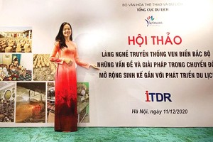 Doanh nhân Bùi Thị Nhàn tham dự một cuộc hội thảo về