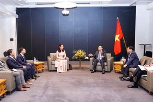 Chủ tịch Quốc hội Vương Đình Huệ tiếp nhóm Start-up Phần Lan gốc Việt đại diện cho 4 doanh nghiệp trẻ Phần Lan (Ảnh - TTXVN)