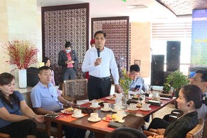 Ông Vũ Văn Diện, Ủy viên BTV Tỉnh ủy, Bí thư Thành Ủy Hạ Long trao đổi thông tin với các doanh nhân, doanh nghiệp. Ảnh: Nguồn - Quảng Ninh portal