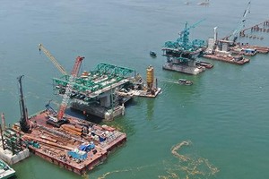 Dự án cầu Cửa Lục 1 (trong ảnh) cùng với cầu Cửa Lục 3 và Cao tốc Vân đồn - Móng Cái quyết tâm hoàn thành trong năm 2021.