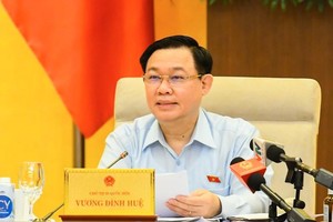 Chủ tịch Quốc hội Vương Đình Huệ phát biểu tại phiên họp.