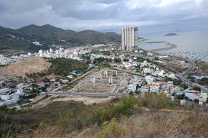 Nhiều dự án tại Khánh Hòa được cấp phép trên núi, gây ra những hệ lụy khó lường khi xảy ra bão lũ. Ảnh: Nhiệt Băng