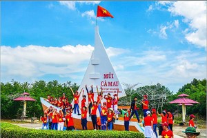 Du khách tham quan vùng Đất Mũi Cà Mau