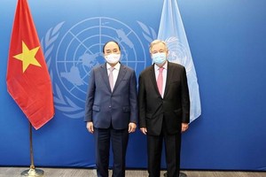 Chủ tịch nước Nguyễn Xuân Phúc gặp Tổng thư ký Liên hợp quốc Antonio Guterres. (Ảnh: TTXVN)