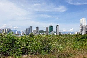 Dự án Bay View Park Nha Trang sau nhiều năm được giao đất vẫn là bãi cỏ um tùm