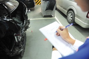 Dịch bệnh diễn biến kéo dài tác động tiêu cực tới hiệu quả kinh doanh của các doanh nghiệp khối phi nhân thọ. Ảnh: Dũng Minh