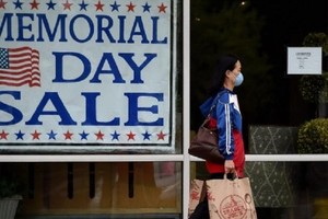 Doanh nghiệp Mỹ đang đau đầu tính toán mức chi phí cần "sang tay" cho người tiêu dùng để họ có thể đảm bảo lợi nhuận hoạt động. Ảnh: AFP