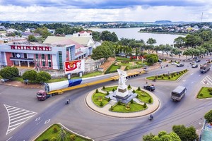 Trên địa bàn tỉnh Đắk Nông hiện đang triển khai xây dựng nhiều dự án điện gió (ảnh: Vận chuyển thiết bị cho dự án điện gió)