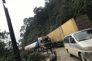 Hàng loạt phương tiện xếp hàng dài trên đường lên cửa khẩu quốc tế Cầu Treo, là nỗi ám ảnh khi lưu thông trên tuyến đường này