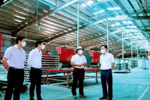 Phó Bí thư thường trực Tỉnh ủy Long An Nguyễn Thanh Hải (bìa phải) kiểm tra, khảo sát doanh nghiệp trở lại hoạt động sau dịch