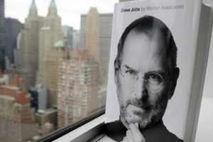 Tỷ phú Bill Gates nhận xét rằng Steve Jobs có tài năng thiên bẩm trong việc thu hút khán giả, ngay cả khi đang quảng cáo một sản phẩm nhạt nhẽo. Ảnh: AFP