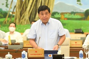 Bộ trưởng Bộ Kế hoạch và Đầu tư Nguyễn Chí Dũng trình bày báo cáo.