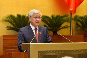 Chủ tịch Uỷ ban Trung ương Mặt trận Tổ quốc Việt Nam (MTTQ) Đỗ Văn Chiến báo cáo Quốc hội trong phiên khai mạc kỳ họp thứ hai, sáng 20/10.