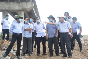 Lãnh đạo tỉnh Kon Tum đi kiểm tra tình hình thực hiện 1 dự án trên địa bàn tỉnh.