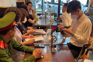 Chiều ngày 20/10 UBND phường Hàng Trống kiểm tra việc thực hiện quét mã QR đối với khách đến các cơ sở kinh doanh, lập biên bản, thực hiện quy trình xử phạt một số cơ sở chưa thực hiện nghiêm