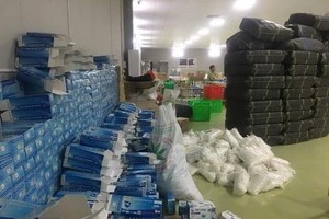 Bộ Công Thương đề xuất tạm ngừng kinh doanh tạm nhập, tái xuất khẩu trang y tế, găng tay y tế và bộ trang phục phòng, chống dịch.