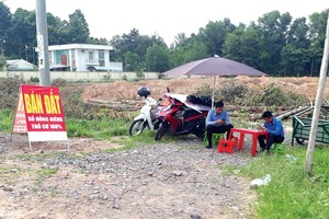 Hoạt động môi giới bất động sản vẫn chưa thể trở lại bình thường sau giãn cách. Ảnh: Việt Dũng