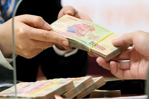 Các ngân hàng thận trọng hơn khi cho vay trong bối cảnh các doanh nghiệp bị tác động bởi dịch bệnh Covid-19. Ảnh: Dũng Minh