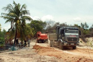 Thi công tuyến đường Trì Bình – cảng Dung Quất, đoạn qua địa bàn xã Bình Chánh - Hình ảnh ghi nhận vào năm 2019. (Ảnh: Báo Quảng Ngãi).