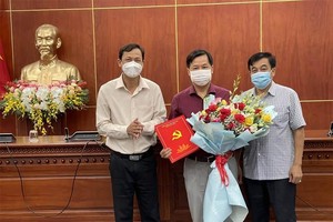 Tân Phó chánh Văn phòng Tỉnh ủy Cà Mau Quách Văn Ấn (giữa) nhận quyết định bổ nhiệm 