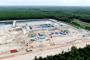 Đẩy mạnh thi công cơ sở hạ tầng ở các khu công nghiệp. Ảnh: Thành Nguyễn