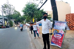 Hình ảnh môi giới bất động sản đứng đường vẫy khách như thế này đã trở nên hiếm hoi sau giãn cách. Ảnh: Lê Toàn