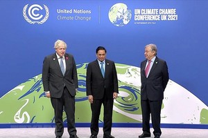 Thủ tướng Anh Boris Johnson và Tổng Thư ký Liên hợp quốc Antonio Guterres đón Thủ tướng Phạm Minh Chính đến dự Hội nghị COP26. (Ảnh: TTXVN)