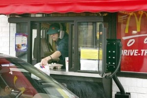 IBM sẽ hỗ trợ đẩy nhanh quá trình triển khai và nâng cấp dịch vụ giao hàng tự động tại chỗ (drive-thru service) với sự tích hợp ứng dụng trợ lý giọng nói của McDonald's. Ảnh: AFP