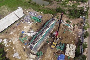 Xây dựng đường cao tốc Bắc - Nam phía Đông đoạn qua Phan Thiết. Ảnh: Đ.T