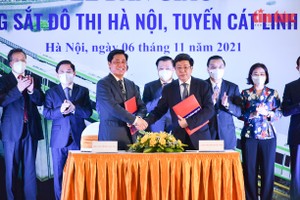 Ông Nguyễn Ngọc Đông, Thứ trưởng Bộ GTVT và ông Dương Đức Tuấn, Phó chủ tịch UBND Tp Hà Nội trao biên bản bàn giao công trình đường sắt đô thị Cát Linh - Hà Đông.