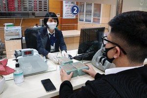 Tính đến tháng 9/2021, khoảng 13 ngân hàng đã được nới room tín dụng, song cũng đã sử dụng hết. Ảnh: Dũng Minh