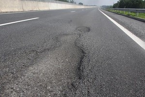 Hình ảnh đường cao tốc Đà Nẵng - Quảng Ngãi thời điểm sau khi thi công, bị hư hỏng nặng nề.