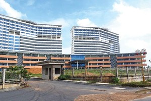 Các nhà thầu tại Bình Dương đang khắc phục khó khăn để đẩy nhanh tiến độ thi công. Trong ảnh: Dự án Bệnh viện Đa khoa 1.500 giường tỉnh Bình Dương