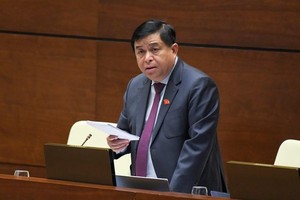 Bộ trưởng Bộ Kế hoạch và Đầu tư Nguyễn Chí Dũng trong phiên chất vấn sáng 12/11/2021.