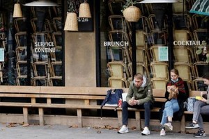 Covid-19 tiềm ẩn những biến số khó lường đối với nền kinh tế EU. Ảnh: AFP