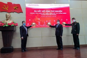 Lãnh đạo Thành phố, Sở Thông tin và Truyền thông cùng Viettel Hải Phòng nhấn nút ra mắt mô hình Trung tâm Giám sát, điều hành đô thị thông minh Thành phố