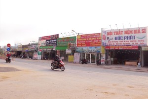 Những văn phòng giao dịch bất động sản phía trước dự án Vinhomes Grand Park hiện trở thành nơi kinh doanh thiết bị nội thất.