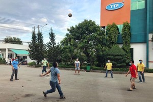 Người lao động tại Kỹ nghệ gỗ Trường Thành chơi thể thao trong quá trình thực hiện 3 tại chỗ. (Nguồn: HAWA).
