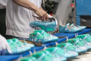 Mỹ là thị trường xuất khẩu giày dép lớn nhất của Việt Nam, với kim ngạch 11 tháng đạt hơn 5,5 tỷ USD, tăng 18% so với cùng kỳ.