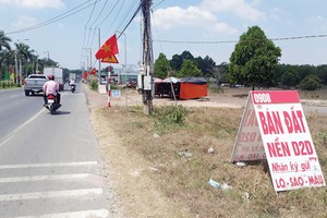 Rao bán đất dọc tuyến đường dẫn đến Khu tái định cư Lộc An - Bình Sơn. Ảnh: Việt Dũng