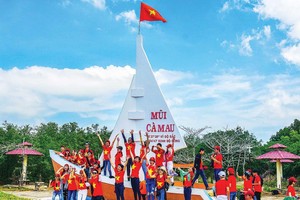 Cà Mau vừa chủ động phòng chống dịch, vừa đẩy mạnh phục hồi, phát triển kinh tế. Trong ảnh: Du khách tham quan Cà Mau khi dịch Covid-19 chưa bùng phát