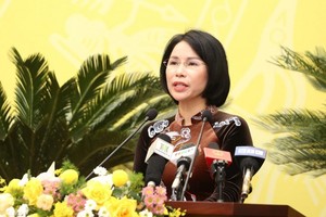 Bà Trần Thị Nhị Hà, Giám đốc Sở Y tế trả lời chất vấn của đại biểu HĐND thành phố Hà Nội về công tác điều trị F0 và quản lý F1 tại nhà.