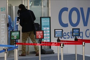 Hành khách đến điểm xét nghiệm COVID-19 sau khi đáp xuống sân bay quốc tế Incheon, Hàn Quốc ngày 2/12/2021. Ảnh: THX/TTXVN