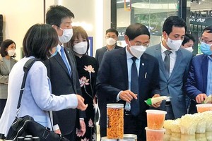 Đại diện HPA và AEON MALL Long Biên cùng các đại biểu thăm quan các gian hàng tại Hanoi Agriculture Fair 2021