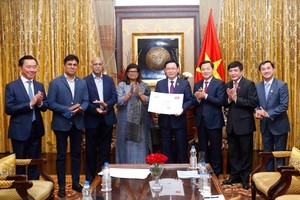 Chủ tịch Quốc hội nhận 200.000 liều vaccine Covaxin phòng Covid – 19 được bà Suchitra Ella, Giám đốc điều hành Tập đoàn Bharat Biotech tặng cho trẻ em Việt Nam (Ảnh: DT)