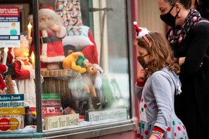 Khách hàng mua sắm đồ trang trí cho lễ Giáng sinh tại chuỗi cửa hàng Williams & Sons Country ở Massachusetts, Mỹ. Ảnh: AFP