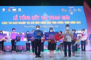 Chủ tịch UBND tỉnh Đồng Tháp Phạm Thiện Nghĩa (bìa phải) trao giải cho Dự án Khởi nghiệp xuất sắc 2021 (ảnh: Báo Đồng Tháp online)